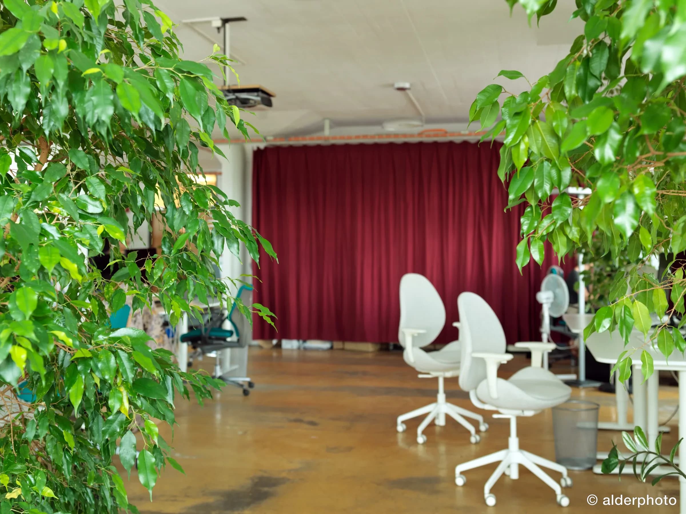 Lounge-Bereich mit rotem Vorhang